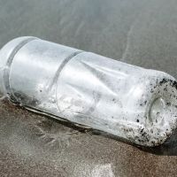 Botellas de Coca-Cola, Aje y Pepsi dominan basura plástica en costas del Pacífico de Latam