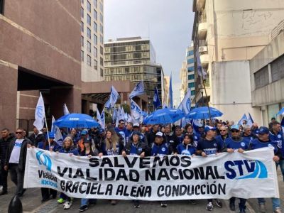 Viales se movilizaron al Congreso para exigir la derogacin del Decreto que cierra Vialidad Nacional: Necesitamos un pas previsible con rutas nacionales sin accidentes ni muertes