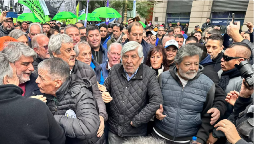 La CGT march casi a reglamento, con menos gente que la esperada y algunos guios al Gobierno
