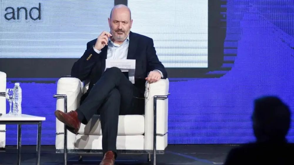 Sturzenegger reconoci que el Gobierno interviene el dlar y cruz a Mondino
