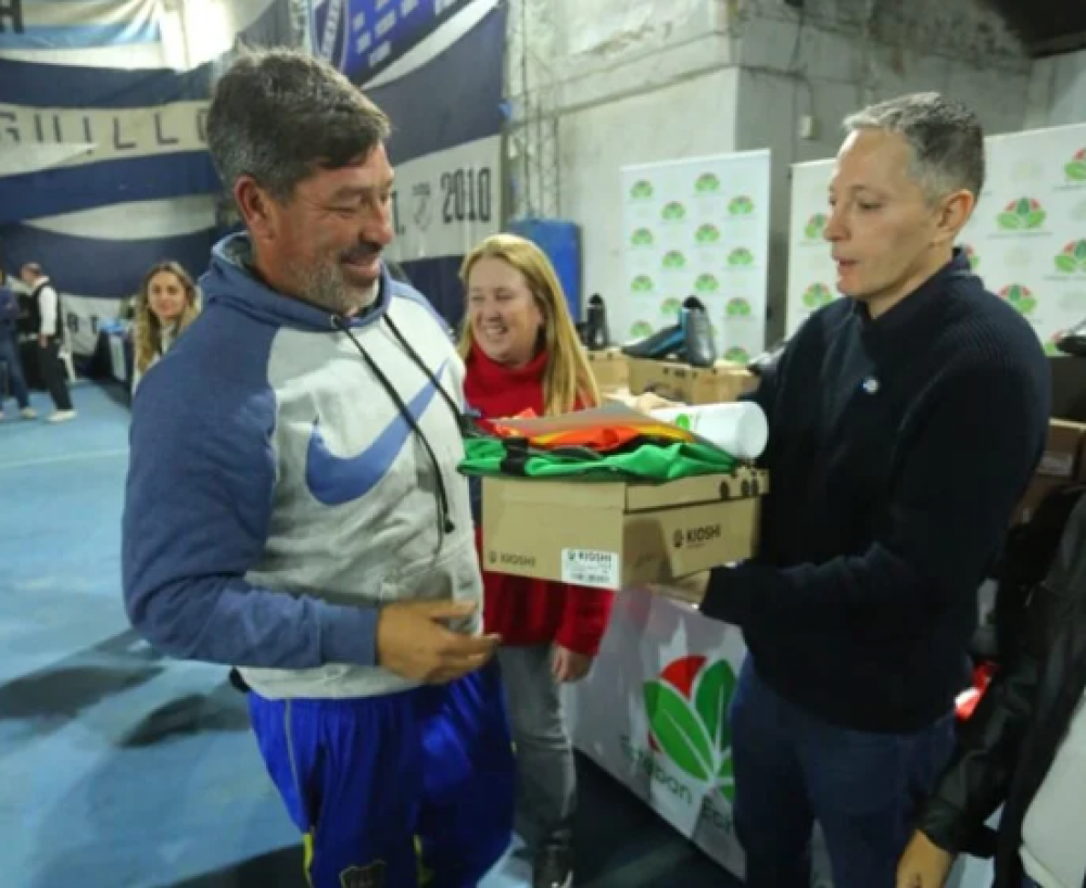 Fernando Gray y Magui Gray entregaron elementos deportivos en el Club Mayo de Luis Guilln