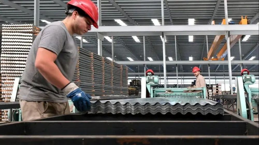 La industria sigue estancada en julio y advierte por la suba de tasas