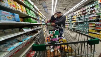 Un supermercado baj los precios de todos sus productos y desata una guerra comercial