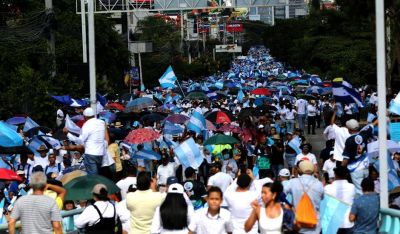 Miles de cristianos caminan y oran por la democracia en Honduras