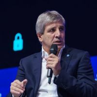 Toto Caputo les puso candado a los pesos de los bancos para evitar que el dlar suba en la previa electoral