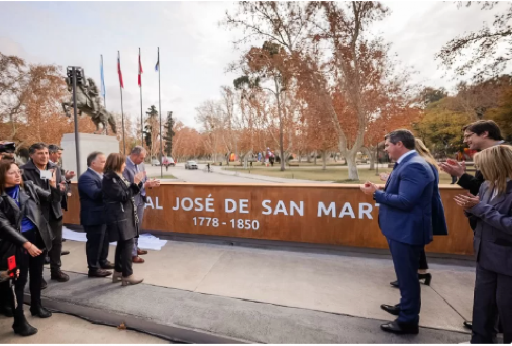 El Gobernador inaugur la refaccin de la zona del monumento a San Martn