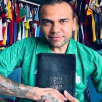 Dani Alves sorprende en IG, Biblia en mano y predicando el Evangelio
