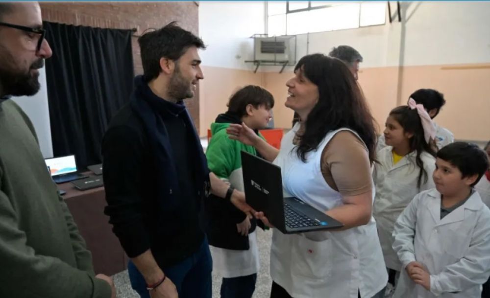 Torres entreg tecnologa a escuelas rurales de la Comarca Andina