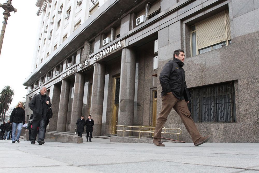 Economa pag un 75% anual para evitar una corrida hacia el dlar