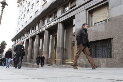 Economa pag un 75% anual para evitar una corrida hacia el dlar