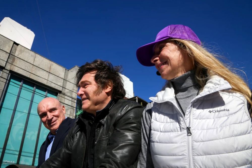 Repudiaron a Javier y Karina Milei en Lomas de Zamora: tuvieron que huir de la actividad y la caravana se desarm