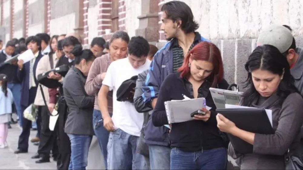 Seis de cada 10 trabajadores no tuvo aumento de sueldo en 2025 y las empresas planean despidos