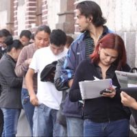 Seis de cada 10 trabajadores no tuvo aumento de sueldo en 2025 y las empresas planean despidos