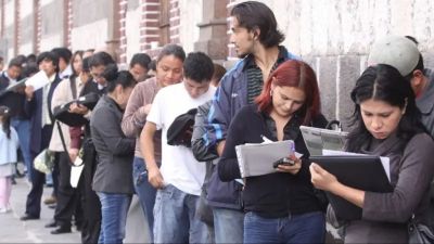Seis de cada 10 trabajadores no tuvo aumento de sueldo en 2025 y las empresas planean despidos