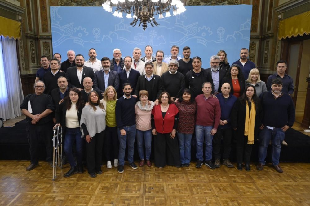 Axel Kicillof se mostr con gremios estatales bonaerenses y acus a Milei de querer destruir al Estado