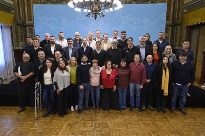Axel Kicillof se mostr con gremios estatales bonaerenses y acus a Milei de querer destruir al Estado