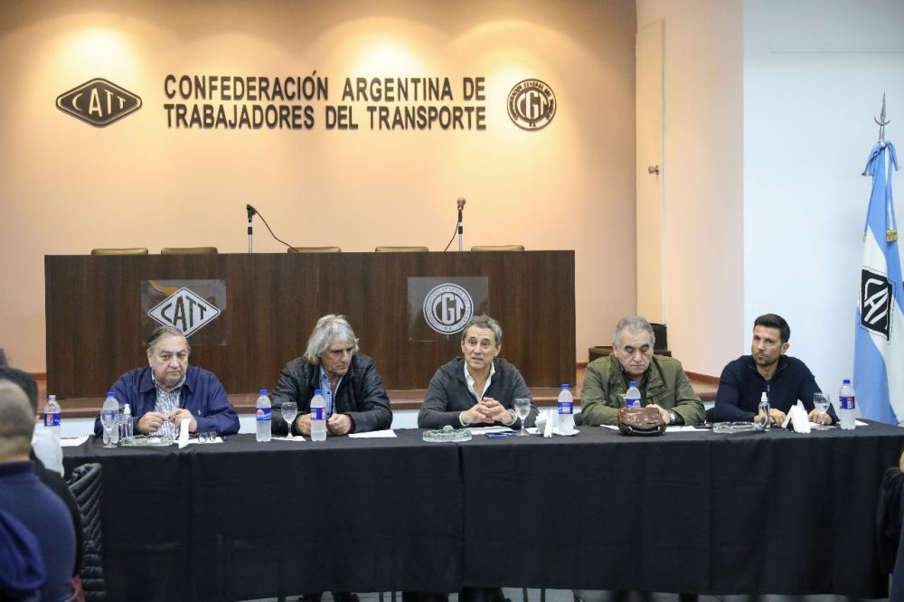 Los gremios del Transporte definieron que Schmid seguir al frente de la CATT y se pronunciaron por una CGT abiertamente opositora y con un slo Secretario General
