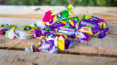 Paro y corte de calle en la fbrica de caramelos Lipo por falta de pago de salarios