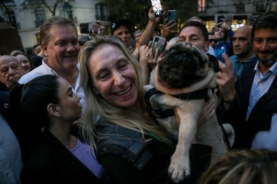 Por otra protesta contra el gobierno, tuvieron que evacuar a Karina Milei durante una caravana en Corrientes