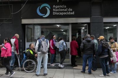 Largas filas de ajustados frente a la Andis: 