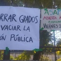 Abrazo popular de docentes y familias contra el cierre de cursos en la escuela Primera Junta