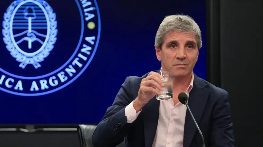 El silencio del FMI, el retorno del cepo o la libertad total del dlar sobrevuelan el plan de Luis Caputo