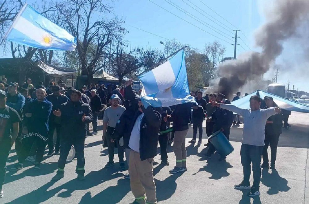 Reforma laboral de hecho: mientras los 300 despedidos movilizan y acampan, ILVA lanz una amplia convocatoria para cubrir esos mismos empleos
