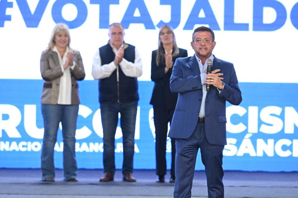 Pensando en octubre, Cisneros reuni a su tropa en Tucumn y se mostr secundado por Jaldo y Chalha