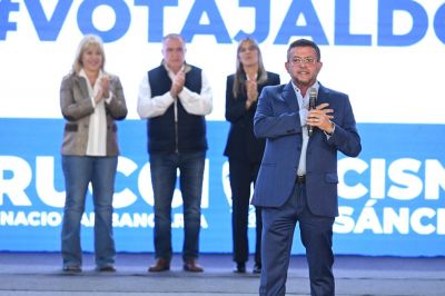 Pensando en octubre, Cisneros reuni a su tropa en Tucumn y se mostr secundado por Jaldo y Chalha