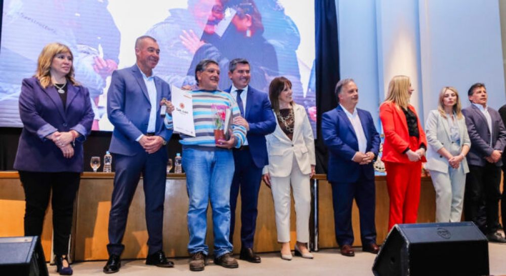 Orrego entreg llaves de viviendas y escrituras a familias de San Juan