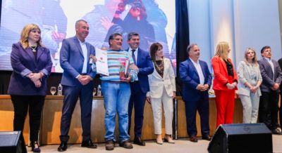 Orrego entreg llaves de viviendas y escrituras a familias de San Juan