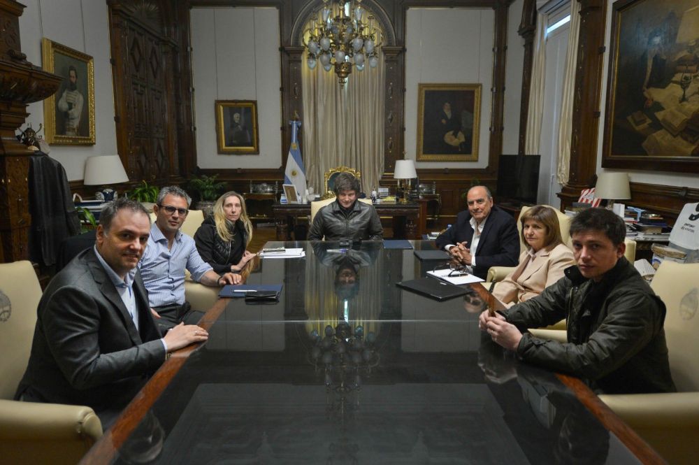 Gobierno: autocrtica en la mesa bonaerense y rebelin en la granja de los trolls libertarios