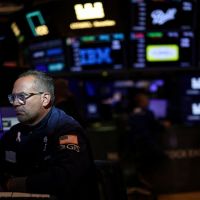 El riesgo pas se mantiene cerca de los 1.100 puntos, su nivel ms alto en los ltimos once meses