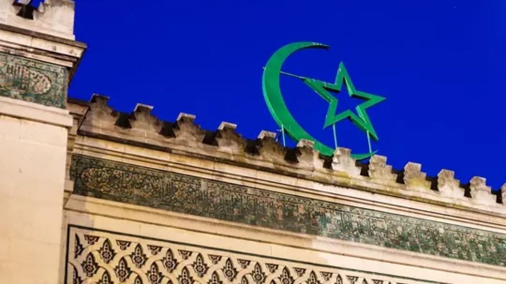 Aparecen cabezas de cerdo, una con el nombre 'Macron', en varias mezquitas de Paris