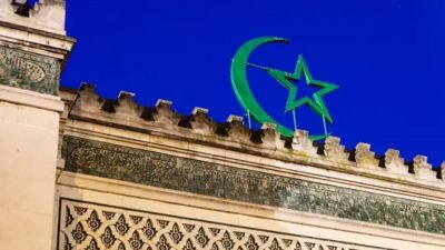 Aparecen cabezas de cerdo, una con el nombre 'Macron', en varias mezquitas de Paris