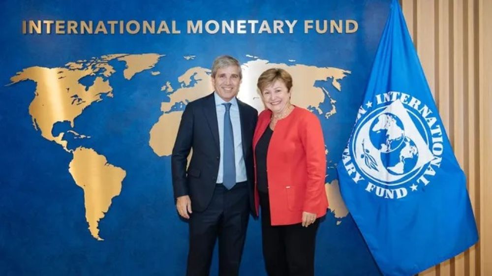 Dlar: Luis Caputo viaja a Washington para reunirse con el FMI y compromete la defensa del techo cambiario con reservas