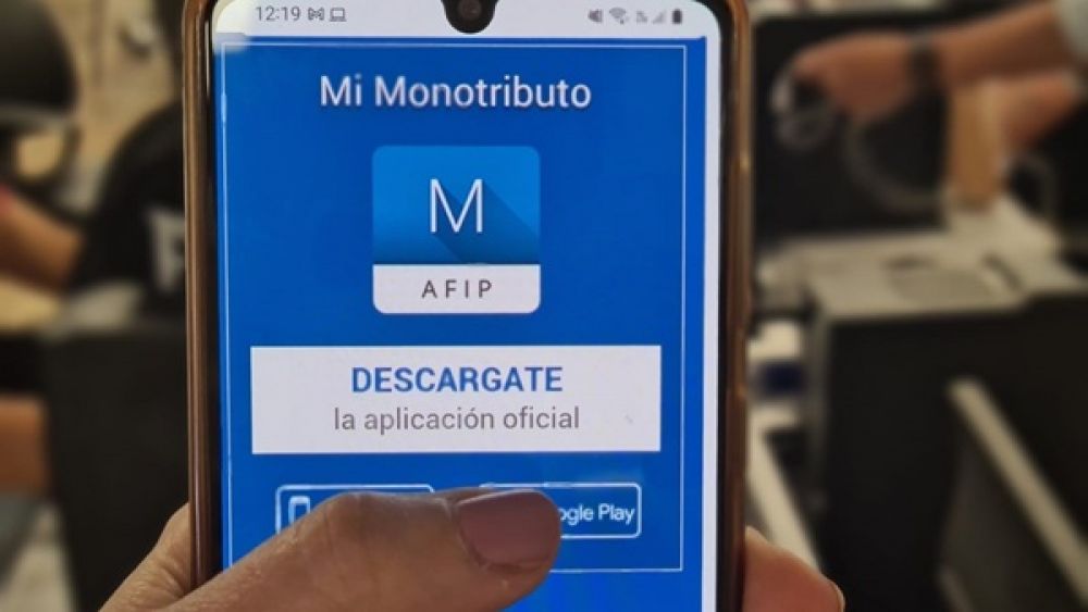 En junio se perdieron 12.150 empleos privados y crecieron en 12.500 los monotributistas