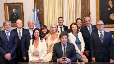 Los gobiernos con menos cambios de gabinete son los que tuvieron ms chances de reelegir: en apenas 21 meses, Milei ya lleva seis