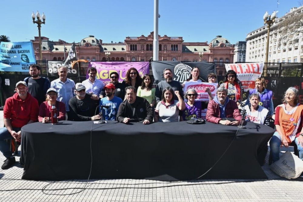 Sindicatos combativos, piqueteros y jubilados movilizaron a Plaza de Mayo bajo la consigna Basta de gobiernos de coimeros y ajustadores