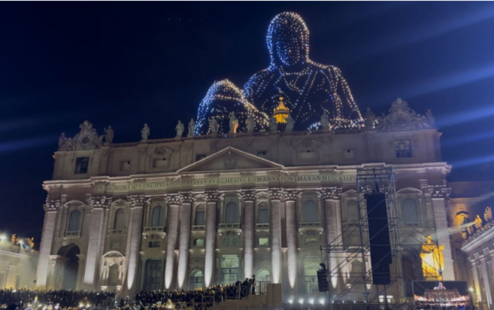 El Vaticano se ilumina con un espectculo de drones en el histrico concierto Grace for the World