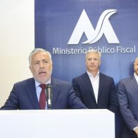 Estatales escracharon a Cornejo que escap sin hablar: El gobernador se aument un 40%, a nosotros nos da un 3%