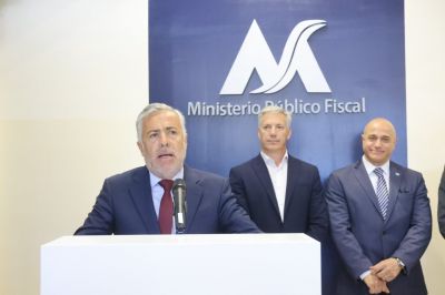 Estatales escracharon a Cornejo que escap sin hablar: El gobernador se aument un 40%, a nosotros nos da un 3%