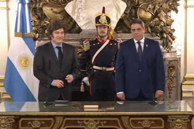 Javier Milei respald al gabinete delante de la prensa durante la jura de Lisandro Cataln como ministro del Interior