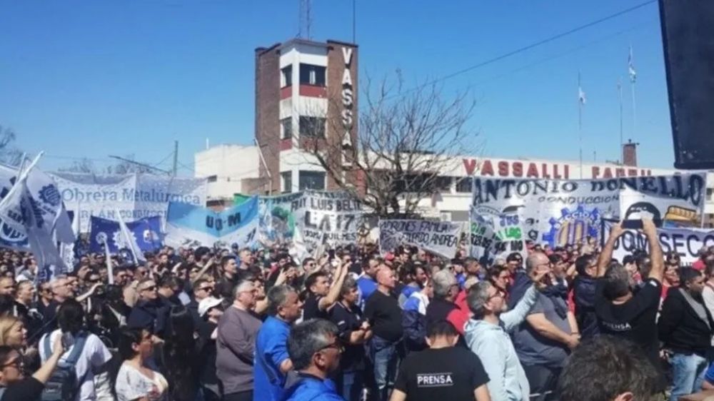 Firmat sali a la calle: la fbrica de cosechadoras Vassalli debe sueldos a 300 obreros
