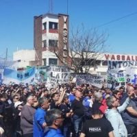 Firmat sali a la calle: la fbrica de cosechadoras Vassalli debe sueldos a 300 obreros