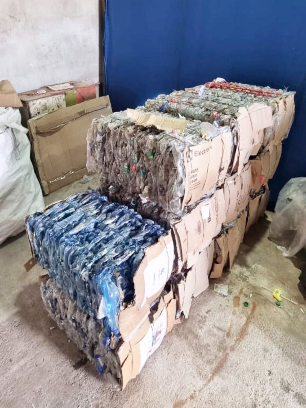 Vicua Mackenna: Enfardan botellas plsticas para su posterior reciclaje