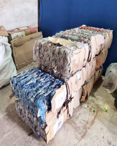 Vicua Mackenna: Enfardan botellas plsticas para su posterior reciclaje