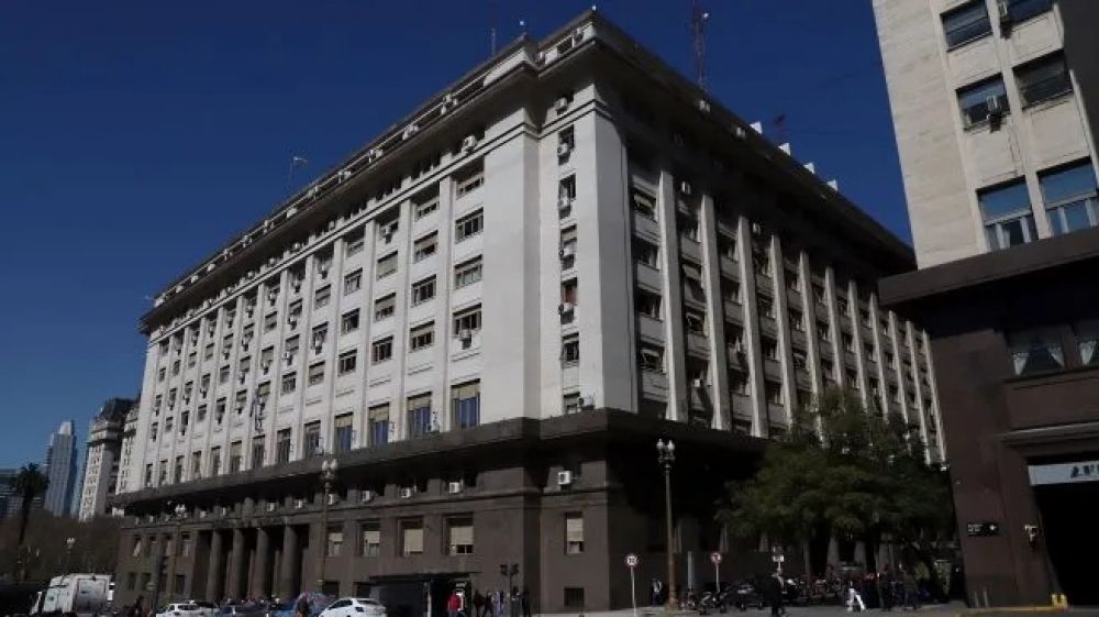 Dlar: el Gobierno proyecta un dficit externo hasta 2028 y crecen las dudas sobre cmo financiarlo