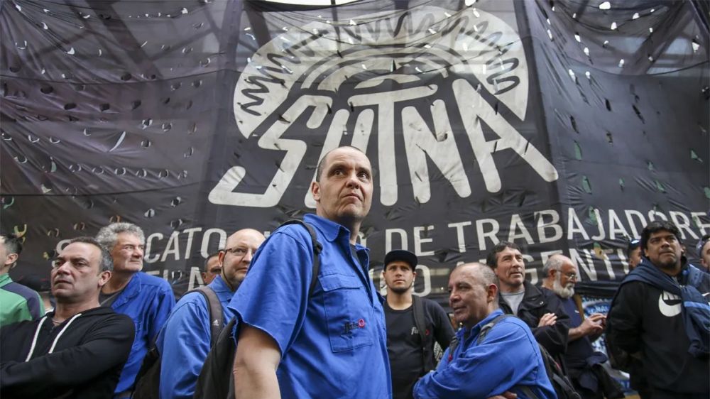Trabajadores del neumtico van a la huelga por 24 horas y marchan a la UIA en medio de un duro conflicto paritario