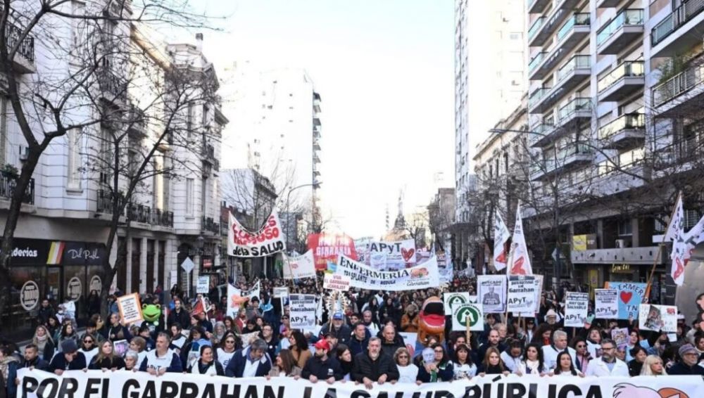 Fuerte paro de trabajadores de Salud de todo el pas para apoyar la marcha del Garrahan